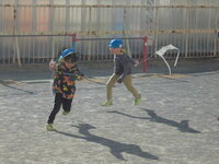 5歳児が凧あげをしている写真