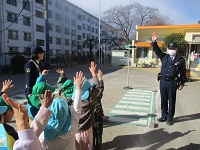 横断歩道のわたり方の写真