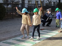 横断歩道を渡っている様子の写真