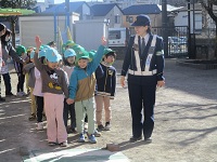 子どもに指導をしている様子の写真