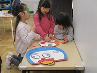 福笑いをしている様子の写真