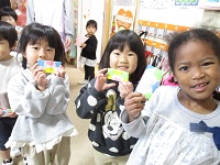 お年玉を見せている子どもの様子の写真