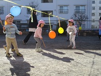 風船つきをしている様子の写真