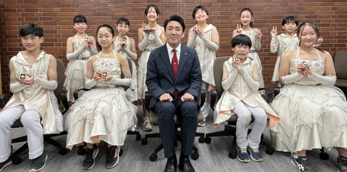 写真：市長（前列中央）と一輪車クラブひのの皆さん