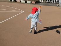 写真：2歳児の凧揚げ3