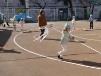 写真：4歳児の凧揚げ3