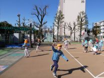 写真：5歳児の凧揚げ2