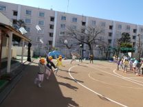 写真：5歳児さんの凧揚げ3