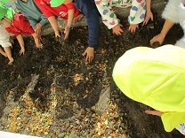 肥料と土を混ぜる写真