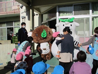 エコクマ・エコアラに挨拶する様子