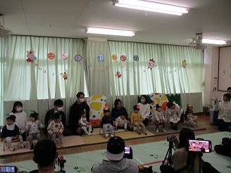 1歳児りす組おひさまひろばの様子