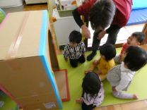 写真：段ボールトンネルで遊ぶ様子の写真