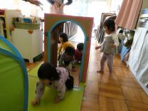 写真：長いトンネルをのぞいている様子の写真