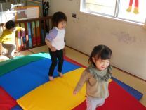 写真：布団山で飛び跳ねている様子の写真