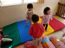 写真：布団からマットにジャンプしている様子の写真