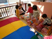 写真：布団丸太を渡る様子の写真