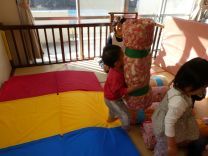 写真：丸太を運んでいる様子の写真