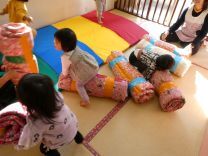 写真：丸太に木馬みたいに乗っている様子の写真