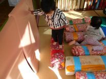 写真：一本橋を渡る様子の写真