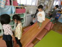 写真：すべり台を歩いて下りる様子の写真