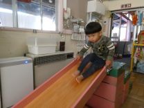 写真：滑り台を滑る様子の写真