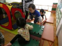 写真：すべり台反対登りの様子の写真