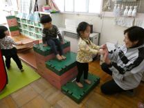 写真：反対登りのまねっこの様子の写真