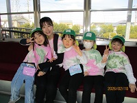 電車に座って遊んでいる様子の写真