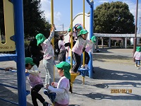 公園で遊んでいる様子の写真