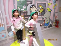 自転車で遊んでいる様子の写真