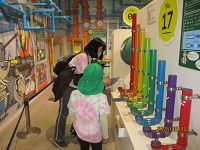 叩いて音を出して遊んでいる様子の写真