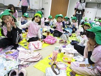 みんなで、お弁当を食べている様子の写真