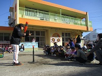 コーチの話を聞いている様子の写真