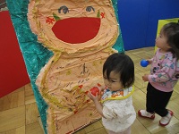 豆まきをしている0歳児の様子