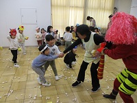 先生を鬼から助けている様子の写真