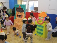 豆まきをしている様子の写真