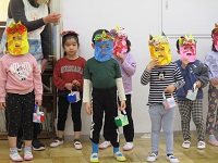 お面をつけている子どもの様子の写真