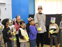 先生と作戦を立てて鬼退治に挑んでいる子ども達の様子