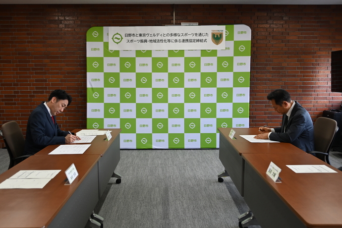 署名の様子の写真