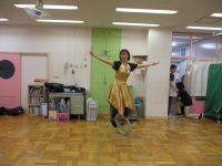 一輪車をする職員の写真です。