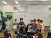 誕生児のインタビューしている写真です。