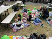 動物園のカンガルーが見えるところでお弁当の写真です。