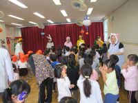 動物になった職員が歩きながら子供たちの前に登場する写真です。