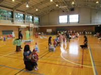 1歳児親子競技をしている写真です。