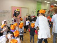 職員と子だもでダンスを踊っている写真です。