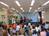 魔女に扮した職員とダンスする写真です。