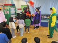 魔女に見送られている写真です。