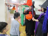 お菓子をもらっている写真です。