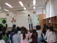 竹馬を職員がのっている写真です。