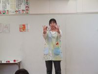 あやとりをする職員の写真です。